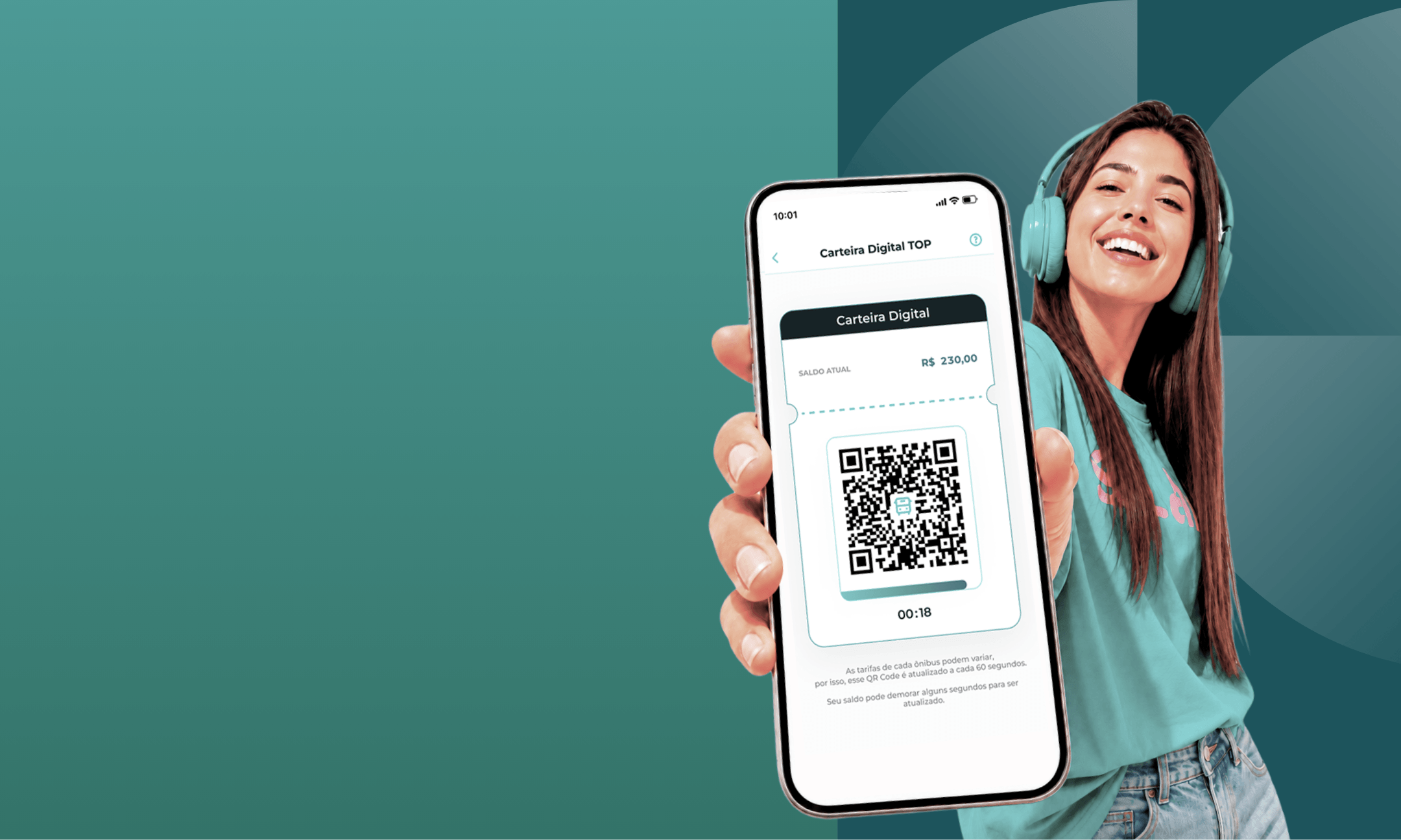 mulher mostrando celular com qr code mulher mostrando celular com qr code